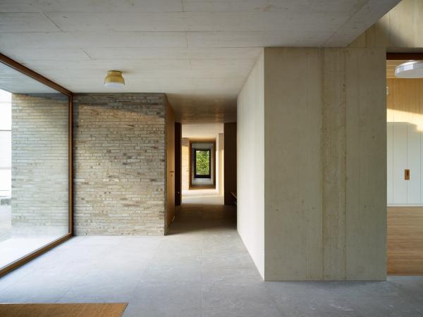 Das Zusammenspiel von Raum und Material prägt das Schulhaus in Mülligen. Gegen aussen zurückhaltend, zeigt das Haus im Inneren ein reiches Leben.