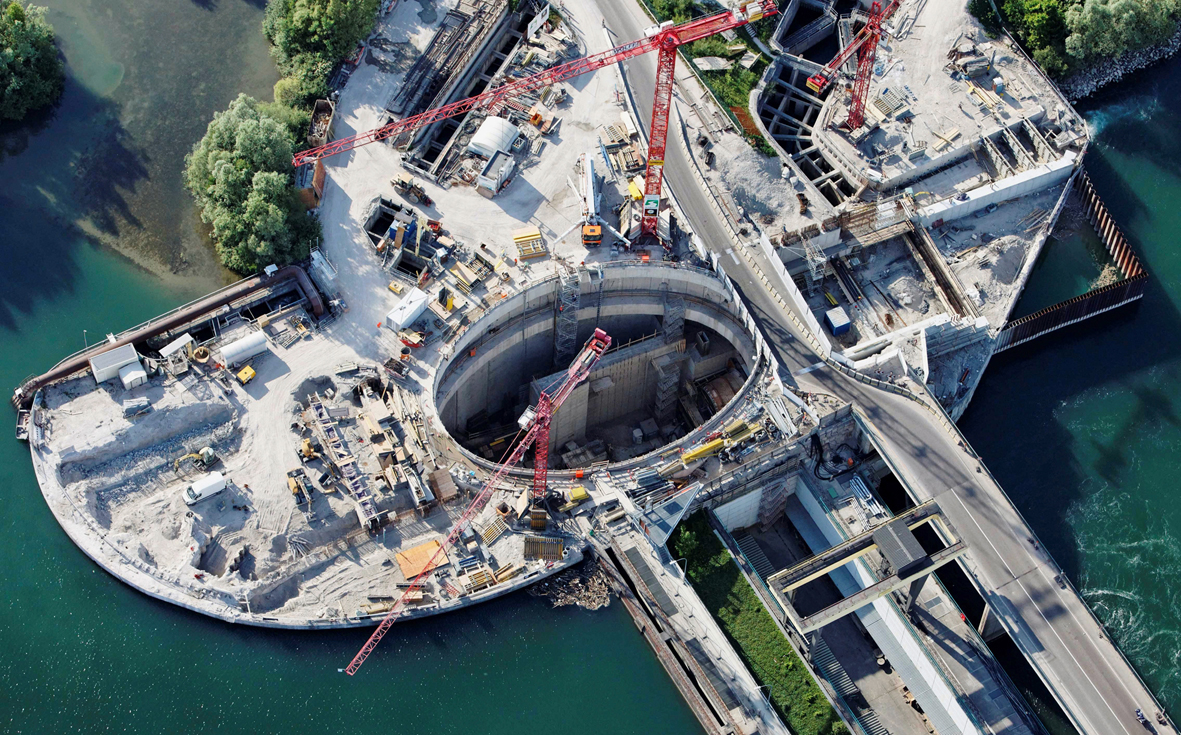 Die Baugrubensicherung mit Schlitzwandlamellen in Iffezheim widersteht einer 20 m hohen Wassersäule ohne horizontale Abspriessung oder Erdanker. (Foto: Energie Baden-Württemberg)