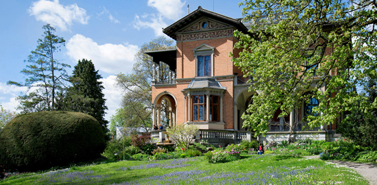 Die Villa Bleuler an der Zollikerstrasse in Zürich mit der Parkanlage, die Evariste Mertens und Otto Fröbel um 1887 gestalteten. (Foto: Hager Partner AG)
