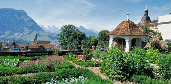 Der Garten des Herrenhauses Ceberg im Oberen Feldli in Schwyz geht auf das 17. Jahrhundert zurück. Die Anlage ist mit einer hohen Mauer und mit zwei Schattenhäuschen eingefasst. In den mit Buchs eingefassten Beeten wird Gemüse angebaut. (Foto: Heinz Diete