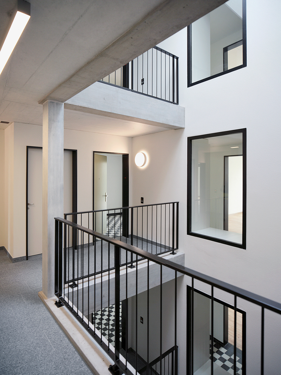 Die innere Erschliessung mit Ein- und Ausblicken für ein gemeinschaftliches Miteinander (Haus B). (Foto: Karin Gauch, Fabian Schwartz)