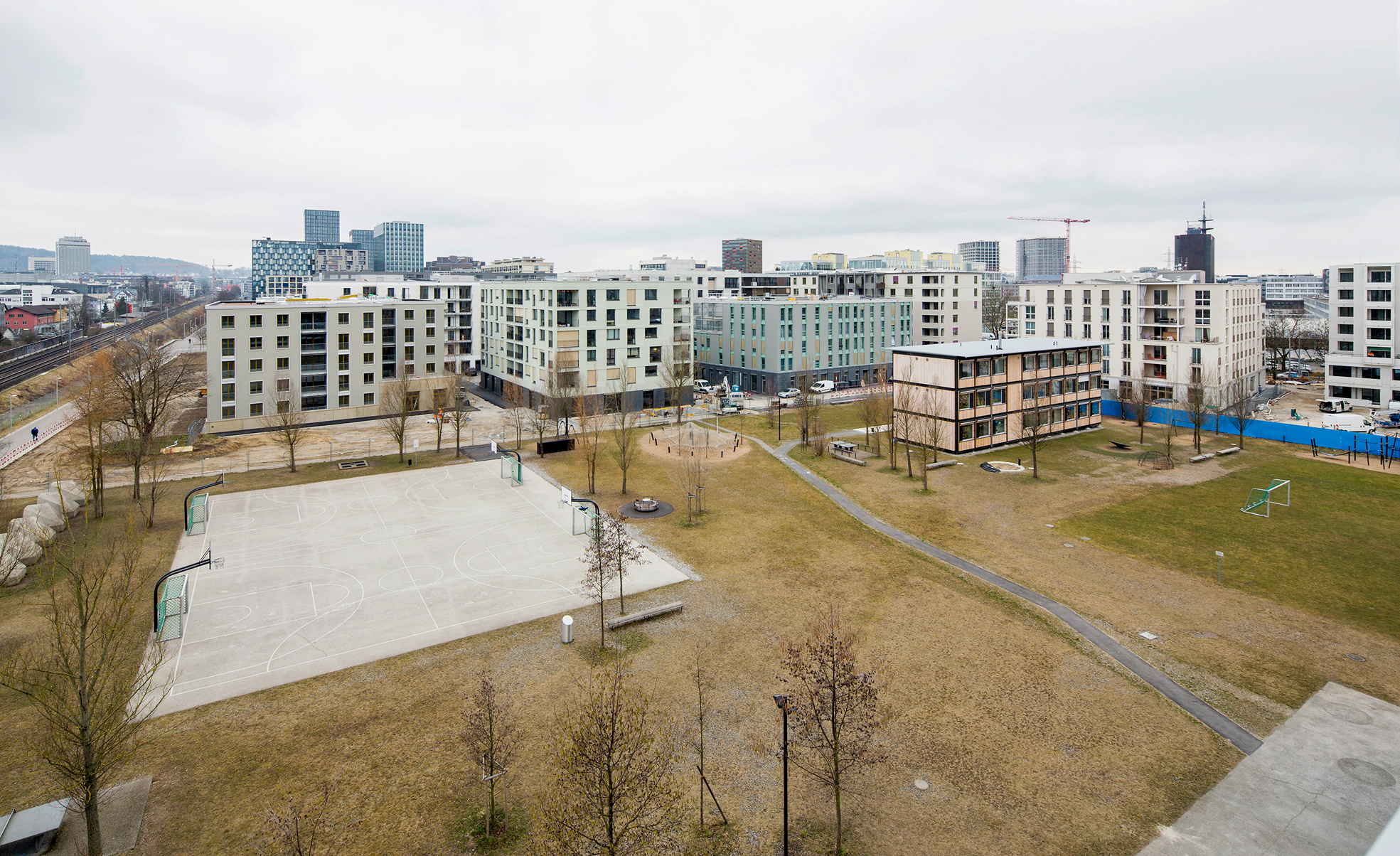 Ein Reigen aus grossen Wohnbauten und Fassaden in unterschiedlicher Gestaltungsvariation Blick auf die Ostseite des Hunziker-Areals. (Foto: Gian Vaitl)