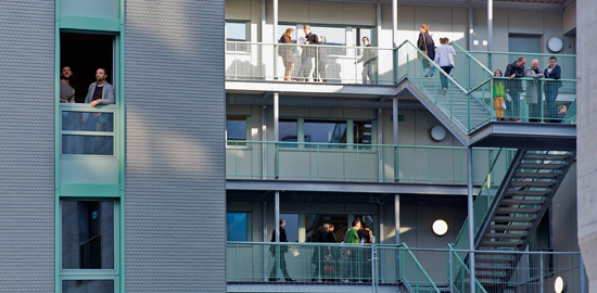 Was braucht es alles, um ein neues Quartier nachhaltig zu beleben? (Ansicht Haus J bei der Besichtigung kurz vor Bezug) (Foto: Nikolaus Spoerri)