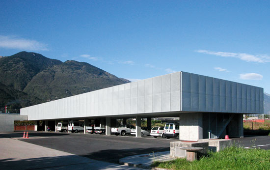 Vista dell'autorimessa di Camorino di Bonetti e Bonetti architetti