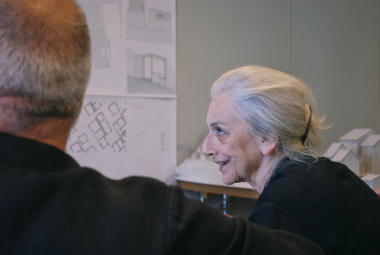 Flora Ruchat durante le critiche finali dell atelier Quaglia all Accademia di Mendrisio, maggio 2012