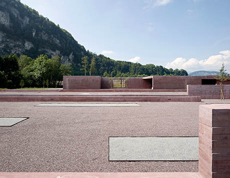 Cortile del cimitero. (Foto: Archive Architect)