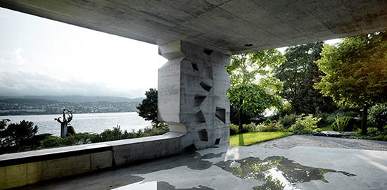 Vista sul lago di Zurigo dall'interno del cimitero.