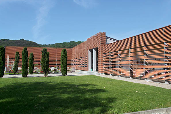 Vista dall'esterno del cimitero costruito con bastonetti di terracotta. (Foto: Roberto Bressan)