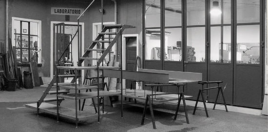 Il laboratorio di via Vela a Bellinzona. In primo piano il soppalco «Fernando» in fase di premontaggio.