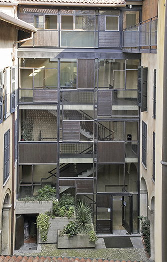 Vista della vetrata delle scale, Luciano Brunella, P.I. Leone Morello, ristrutturazione nel centro storico, piazza G. Carducci, Varese 1971-75