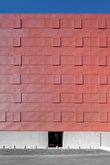 Dettagli lamiere rosse. (Foto: Zoe Moro)