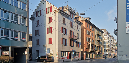 Il vuoto e l'edificio prima dell'intervento. (Foto: Darlington Meier Architekten)