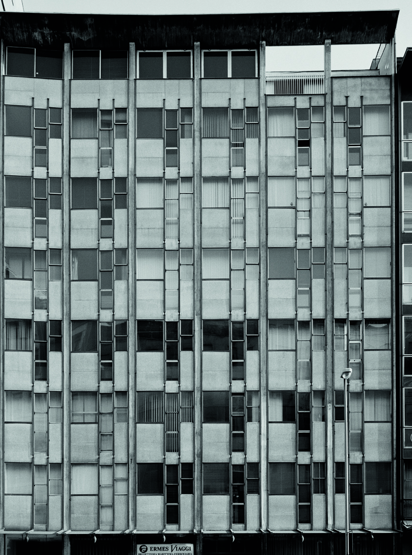 Vico Magistretti, edificio per uffici in corso Europa a Milano, 1955-57. (Foto: Gabriele Basilico)