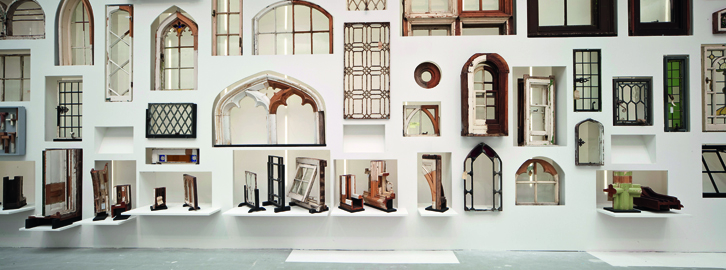 La parete delle finestre provenienti dalla Brooking National Collection alla Biennale di Venezia. (Foto: Francesco Galli - Courtesy la Biennale di Venezia)