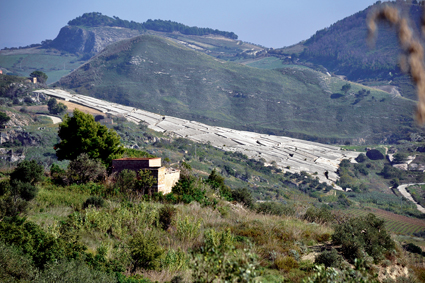 Alberto Burri, Cretto a Gibellina, 1989. (Foto: Paolo Fumagalli)