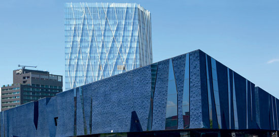 Herzog &amp; de Meuron, Forum de la Cultura di Barcellona 2004. L espressività cromatica è data dall uso implosivo del colore blu e dall opacità delle pareti, in netto contrasto con le specchiature delle vetrate. (Foto: SB Hotels)