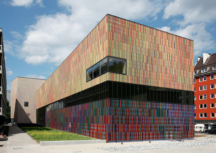 Sauerbruch Hutton, Museo Brandhorst di Monaco, 2009. L uso di partii ceramiche smaltate a colori combinati secondo un particolare accordo distingue la parte inferiore da quella superiore. Gli accordi usati rendono armonico l insieme. (Foto: A. Lechtape)
