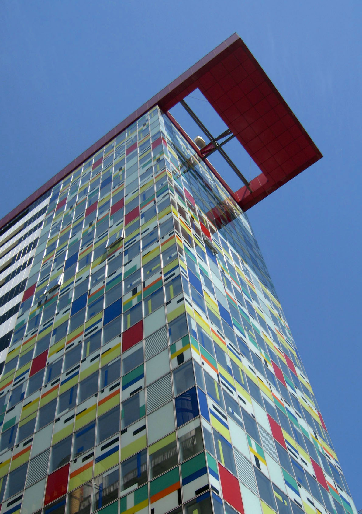 William Alsop, Colorium, Office Block di Dusseldorf, 2001. La rigida par tizione del caldding, suddivisa in forme perfettamente geometriche e regolari è fatta saltare mediante l impiego di altre geometrie dai colori fortemente saturi, primari e complement