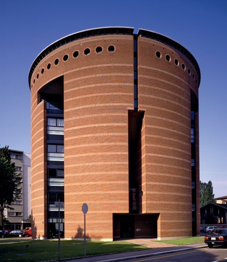 Mario Botta, edificio in via Ciani, Lugano, 1985-90. Questa opera, come molte altre del medesimo autore, conferisce un espressività cromatica basata sull alternanza orizzontale o verticale del mattone di diverso colore. La listratura bicroma è un antica t