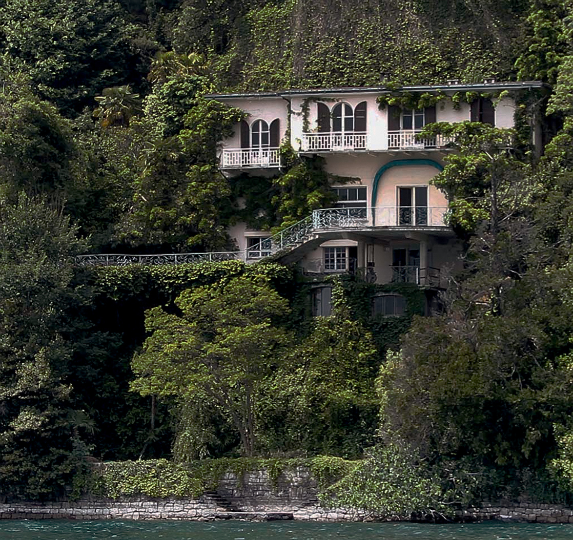 Vista di villa Monte Tabor dal lago. (Fonte: www.remarque-villa.com/contents/image/Casa_Monte_Tabor_Brochure_LR.pdf)