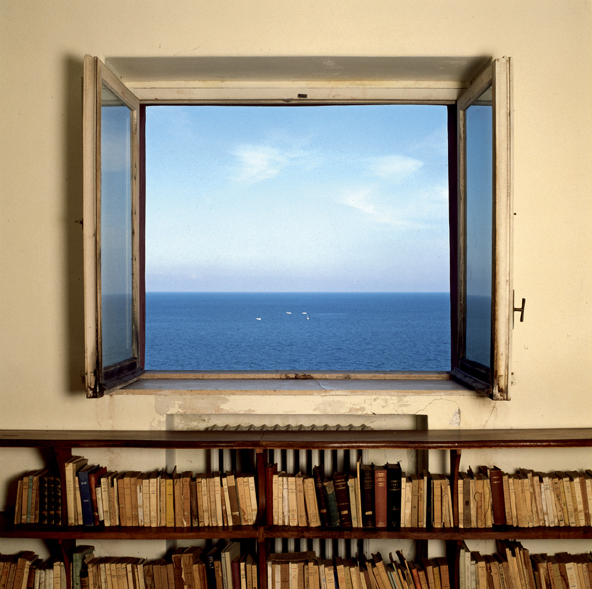 Casa Malaparte, vista interna dello studio dello scrittore. (Foto: Andrea Jemolo, 1988)