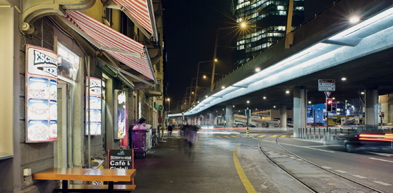Vista notturna delle strisce luminose LED collocate al di sotto del Hardbrücke di Zurigo (Foto: Juliet Haller, Amt für Städtebau, per gentile concessione di «Faktor», n. 41, p.17)