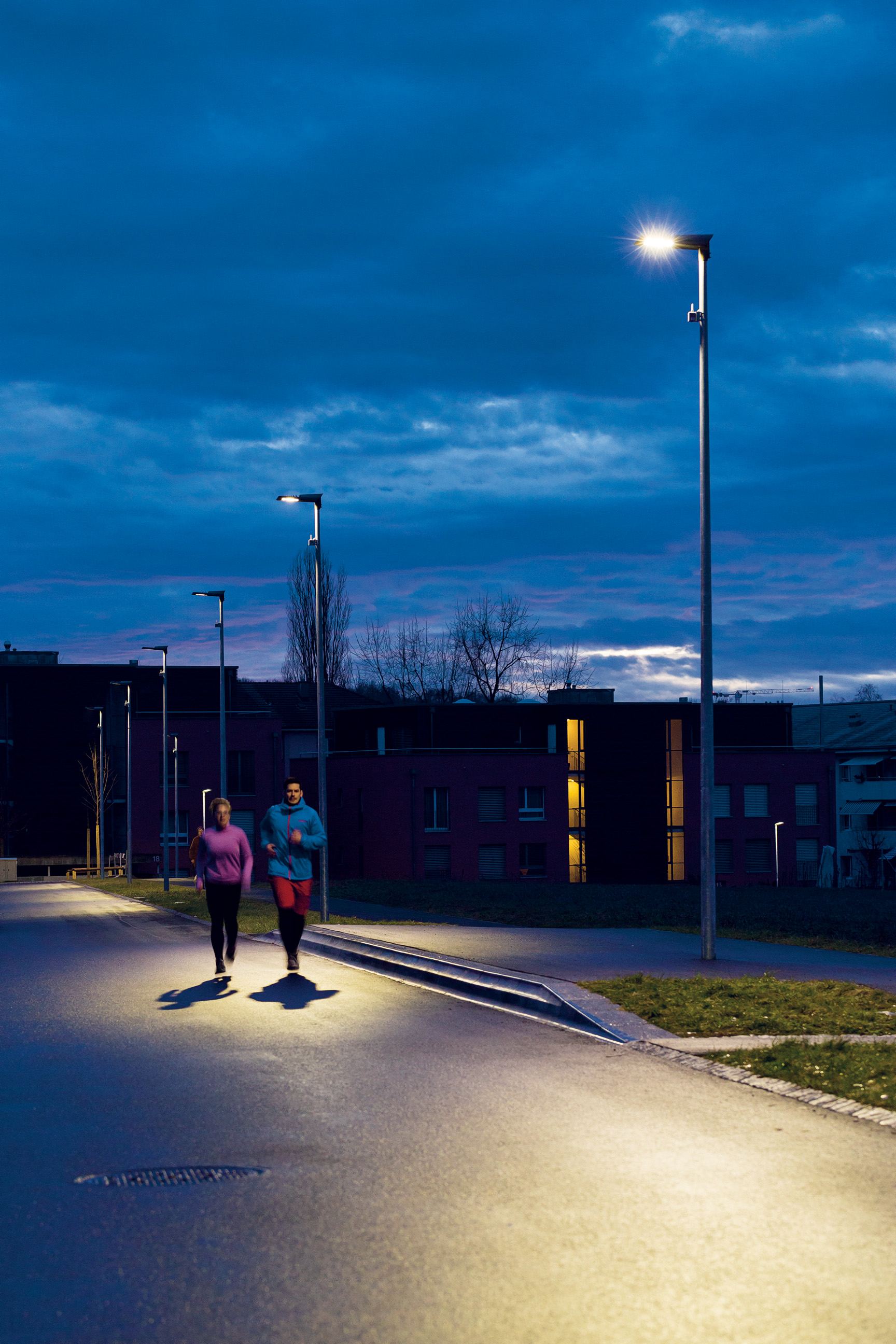 Atmosfera notturna a Oberfeld: l illuminazione aumenta al passaggio dei pedoni (Foto: BKW, per gentile concessione di «Faktor», n. 41, p. 7)