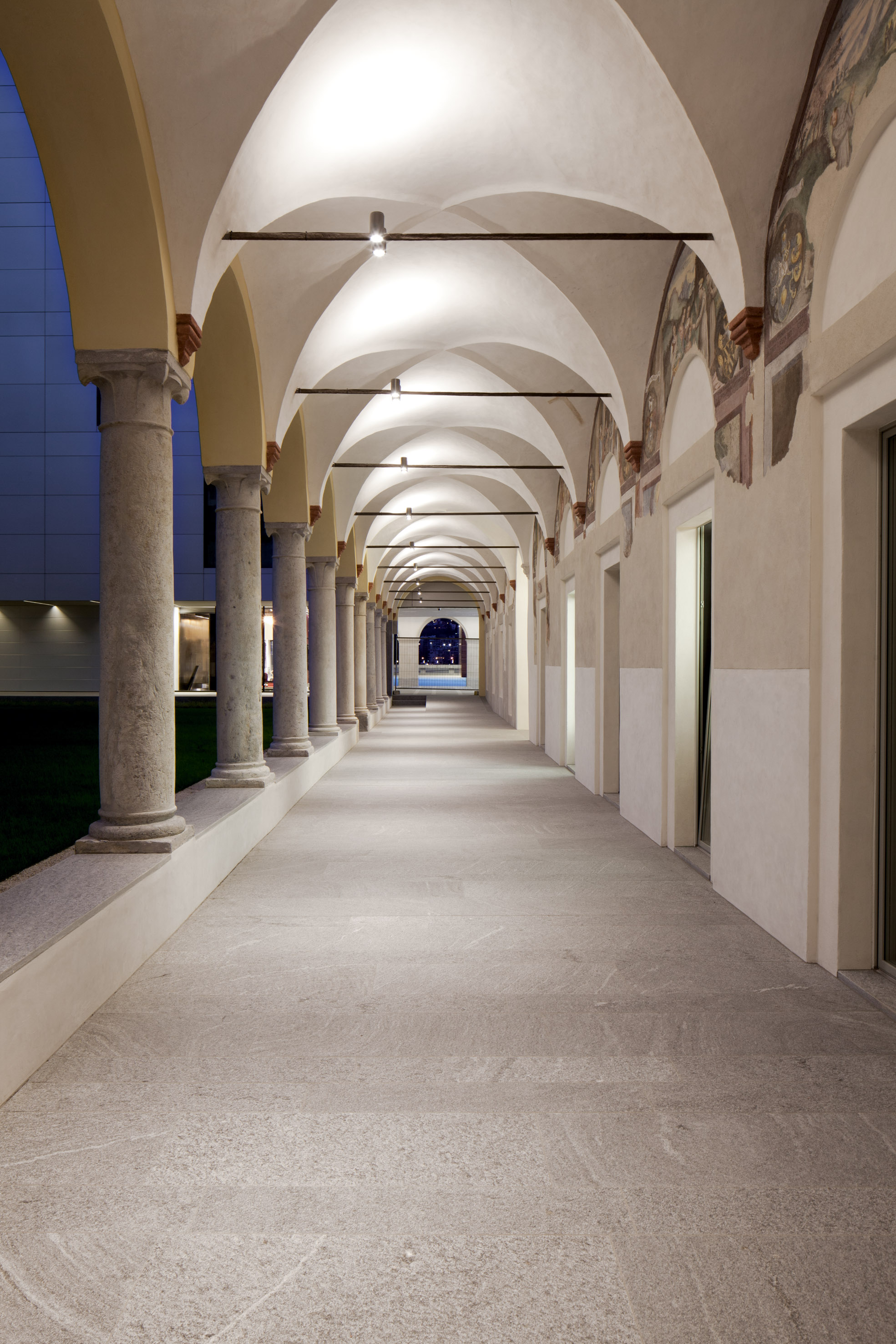 Sandra Giraudi, Thomas Radczuweit, restauro dell ex convento di Santa Maria degli Angeli a Lugano, 2014. Veduta del portico (Foto: Isabella Sassi Farias)