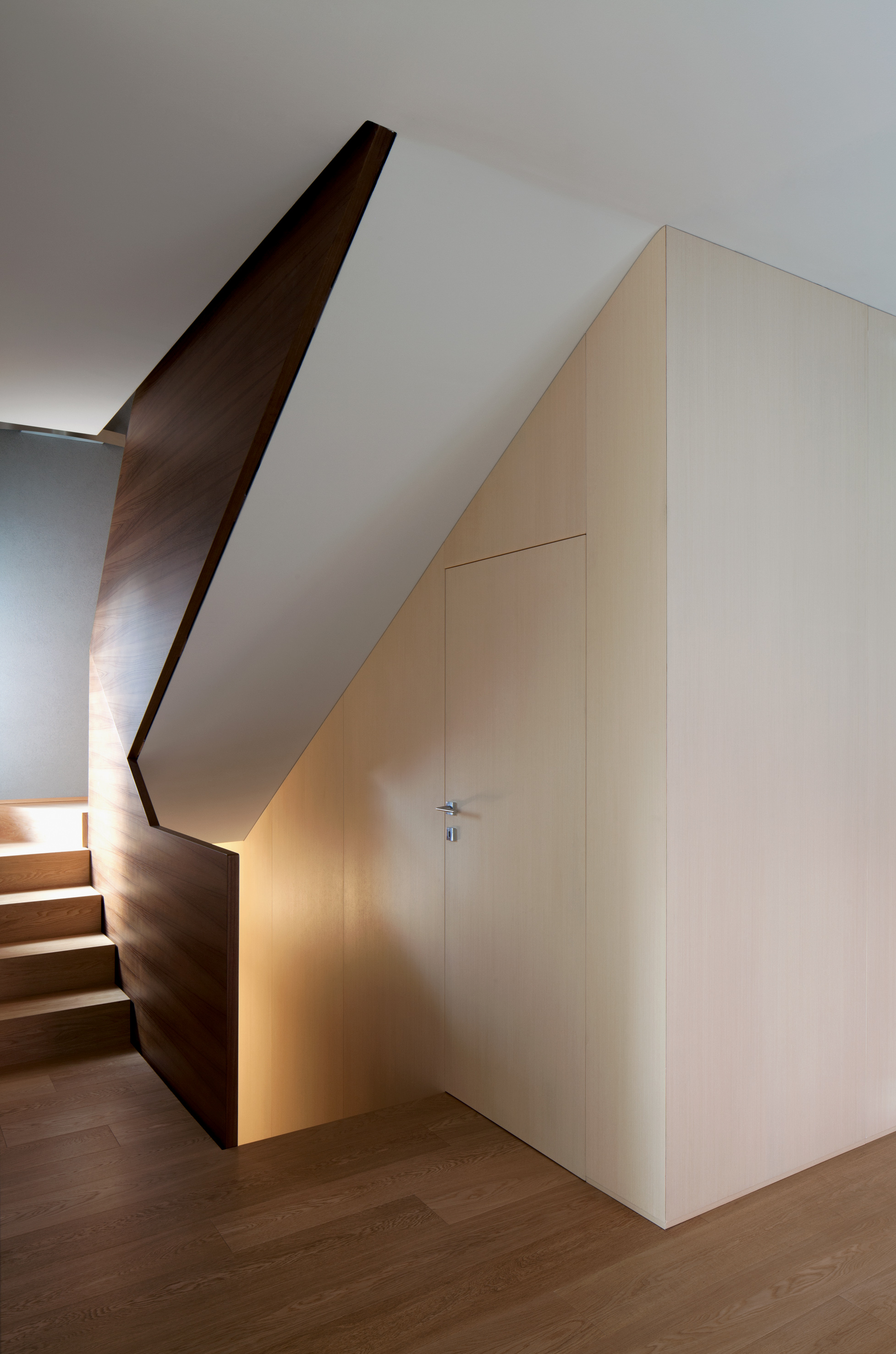 Angelo Monti. Interno a Cernobbio, 2012. Luce mista (la luce ar tificiale esistente mette in risalto par te del corpo scala) (Foto: Isabella Sassi Farias)