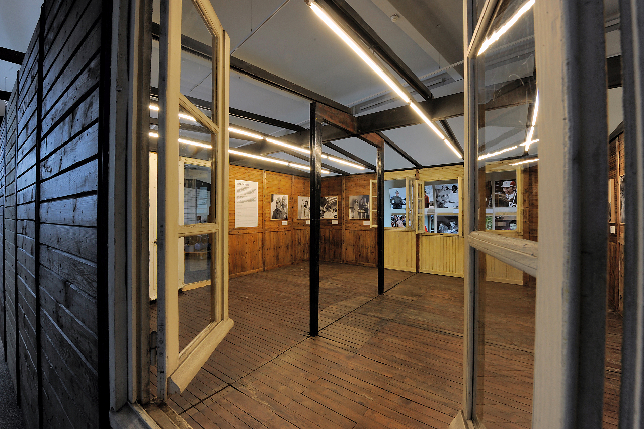 «Maisons démontables» als Ausstellungs-träger: Aus Stahlrahmen mit eingeschobenen Bretterwänden konstruierte Pavillons für Geschädigte des 2. Weltkriegs in Frankreich