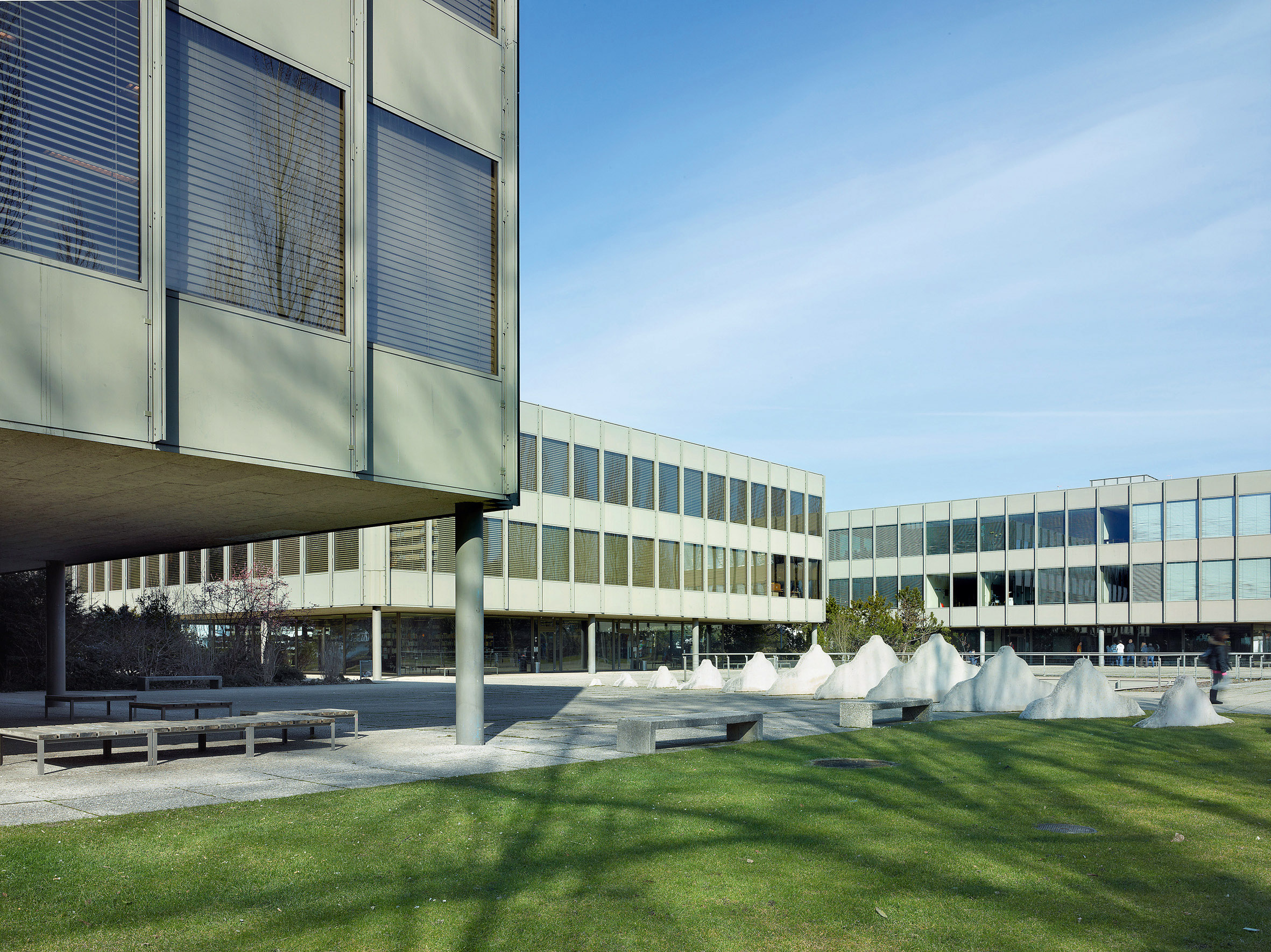 Das ab 1963 geplante und 1981 fertiggestellte Gymnasium Strandboden in Biel von Max Schlup, ein spätes Meisterwerk der Schule von Solothurn