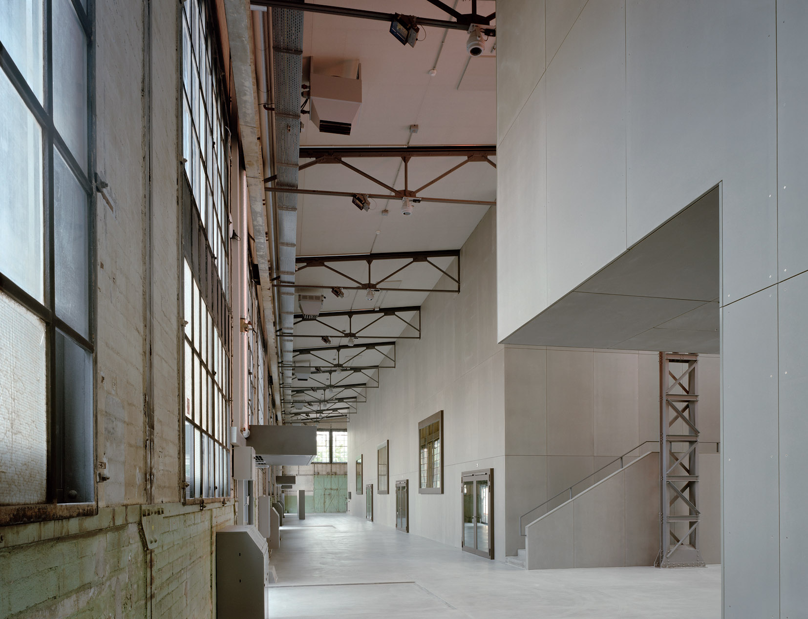 Bei der zum Hörsaalkomplex der Uni Bern umgebauten ehemaligen Weichenbauhalle dient der Raum zwischen alter Hülle und neuem Einbau als Klimapuffer