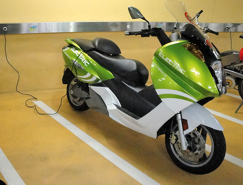 Ladestation für E-Scooter beim Abstellplatz