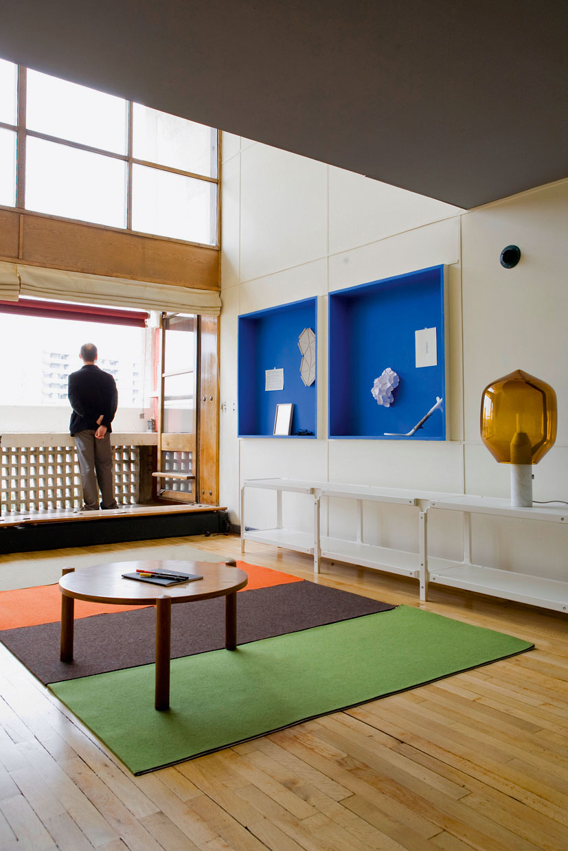 Installation im Appartement 50 der Cité Radieuse (Unité d habitation von Le Corbusier) in Marseille. Die Wohnungseinrichtung und die Neu­interpretation der Räume durch Ronan &amp; Erwan Bouroullec wurden im Sommer 2010 gezeigt