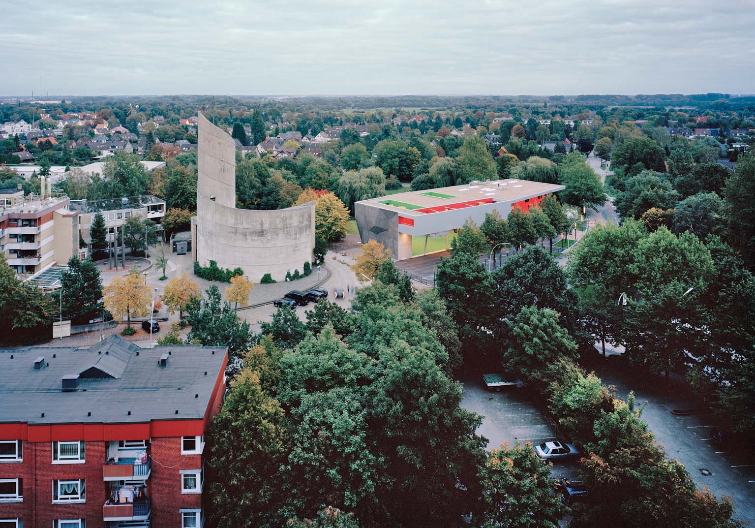 Blick von Westen auf das neue Haus der Jugend mit der Max-Kolbe-­Kirche im Norden und dem Park im Osten