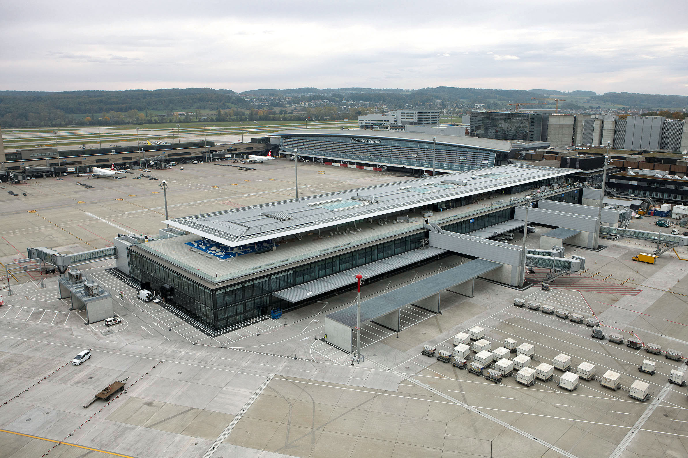 Das Dock B ist das Schlüsselprojekt von «Zürich 2010». Es ermöglicht die Abfertigung von Schengen- und Non-Schengen-Flügen und wurde am 1. Dezember 2011 eröffnet
