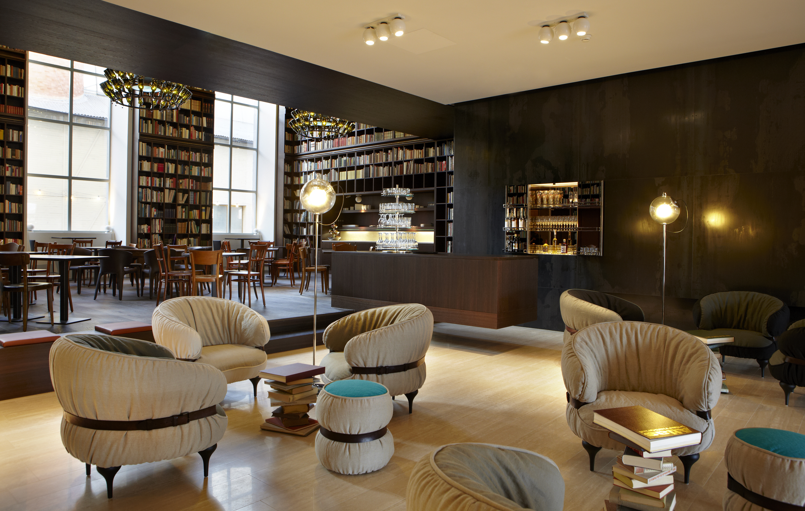 Lounge mit Bücherei
