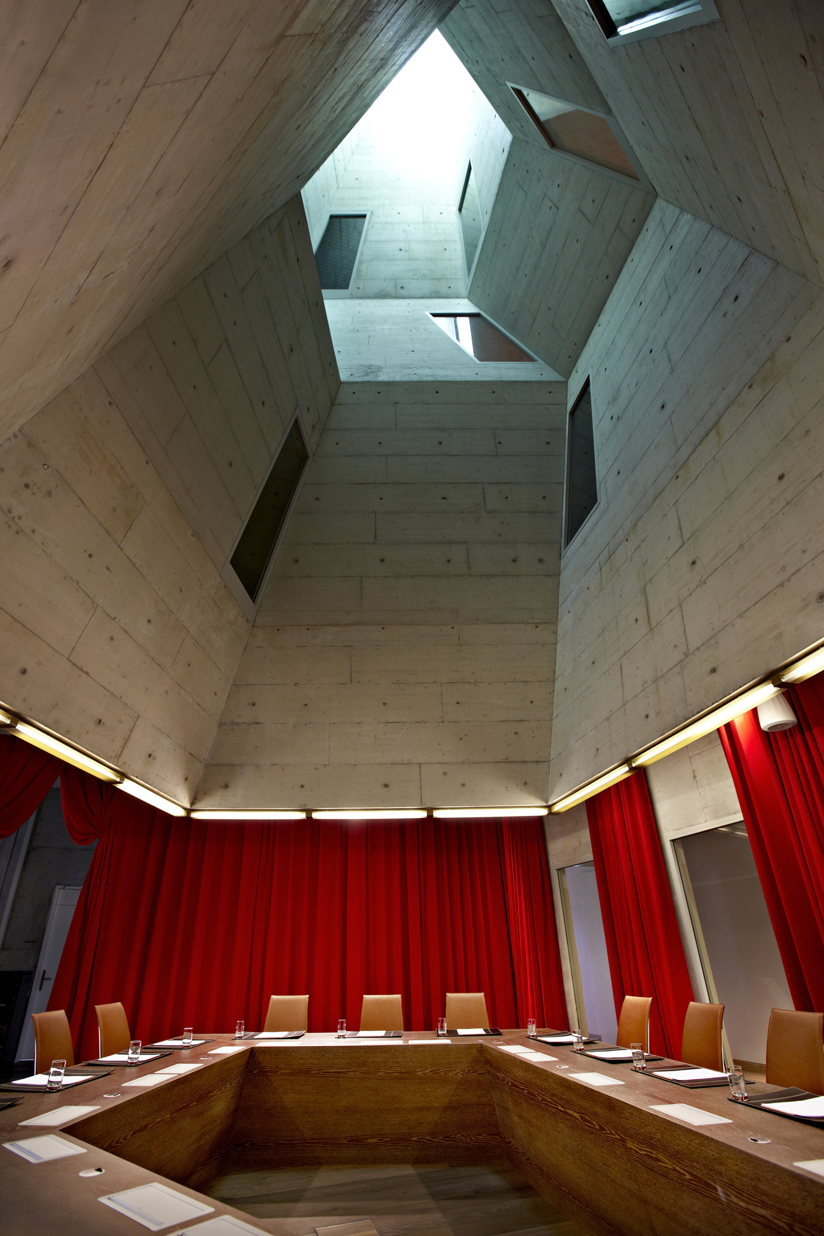 Boardroom mit dem Lichtschacht und dem darüber liegenden Wasserbecken
