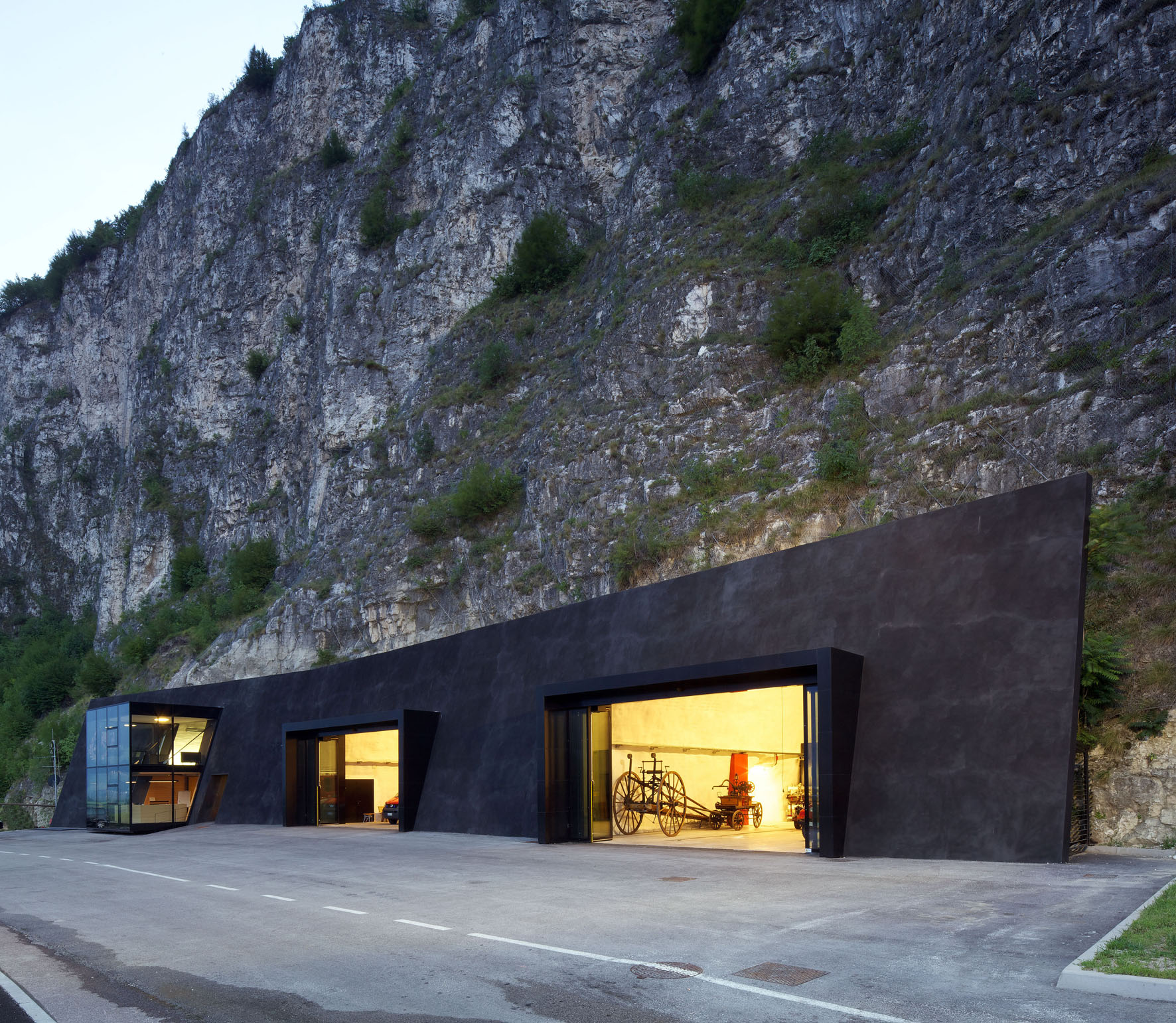 Feuerwehr Margreid. Architektur: Bergmeisterwolf Architekten, 2009