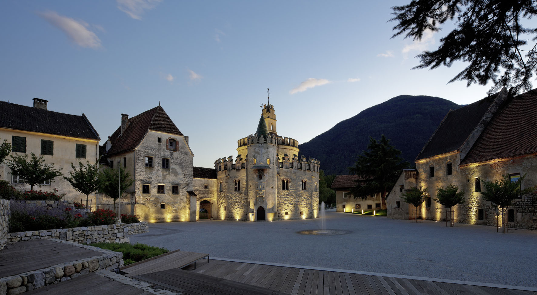 Platzgestaltung Augustiner Chorherrenstift Neustift/Vahrn. Gestaltung: Markus Scherer, 2010