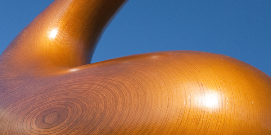 Die Skulptur ist mit einem Effektpigment lackiert, der die Holzstruktur erkennen lässt