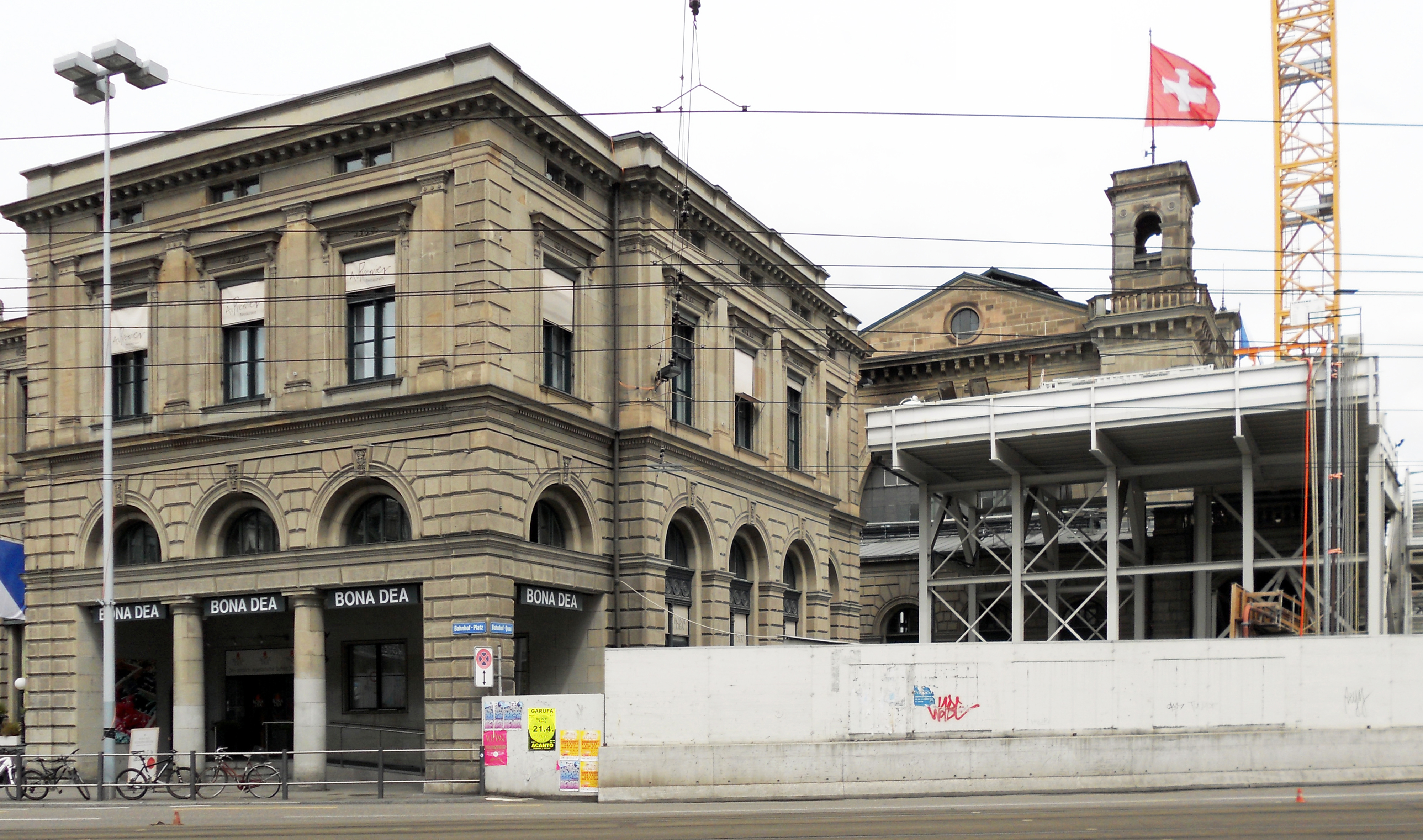 Baustelle der Durchmesserlinie am Hauptbahnhof Zürich links im Bild der denkmalgeschützte Südtrakt von 1871