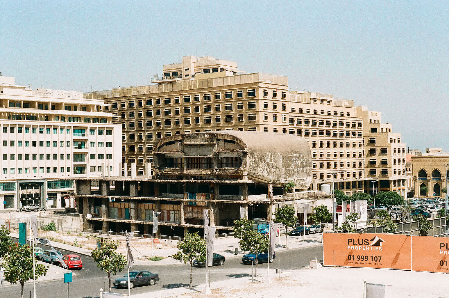 Der ovalförmige Kinobau am Beiruter Place des Martyrs, im Volksmund auch «Ei» genannt. Er ist ein Überbleibsel des Beirut City Center (erbaut 1968 von Joseph-Philippe Karam), das im Bürgerkrieg zerstört wurde