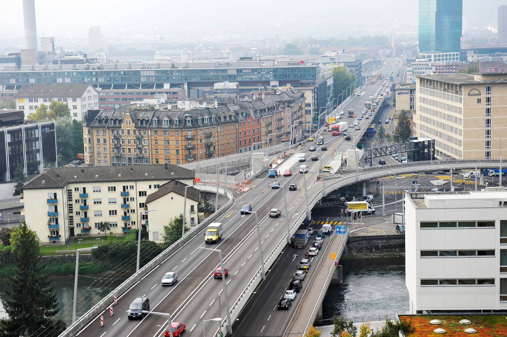 Bei der Instandsetzung der Hardbrücke in Zürich verzichtete man auf die Mittelbrüstung. Die Beleuchtung ist jetzt an den Rändern platziert
