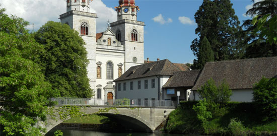 Im Bundesinventar der schützenswerten Ortsbilder der Schweiz von nationaler Bedeutung: Die Klosterkirche von Rheinau. Das Benediktinerkloster wurde 1862 aufgehoben. Anschliessend betrieb der Kanton Zürich in den Gebäuden bis Ende 2000 eine Psychiatrische Klinik