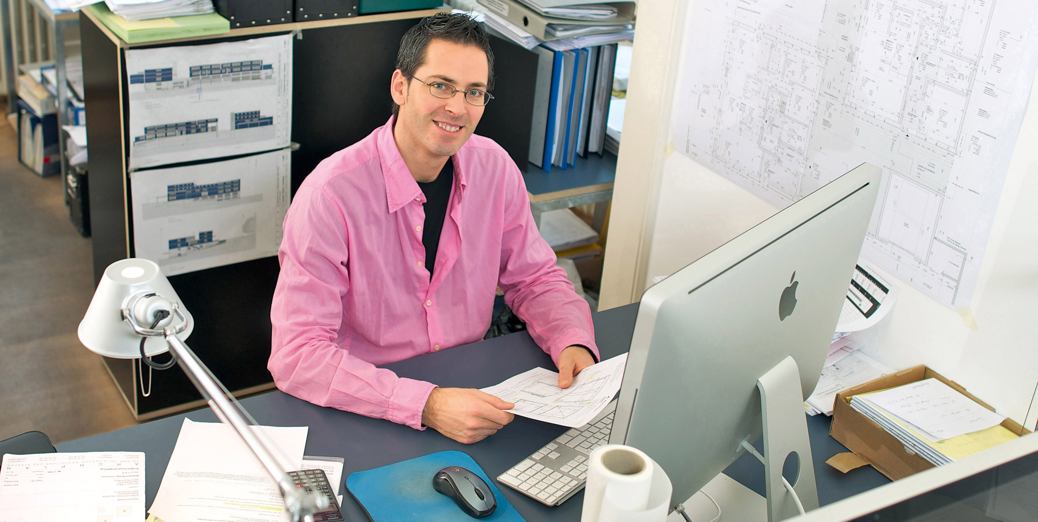 Samuel Wullschleger an seinem Arbeitsplatz