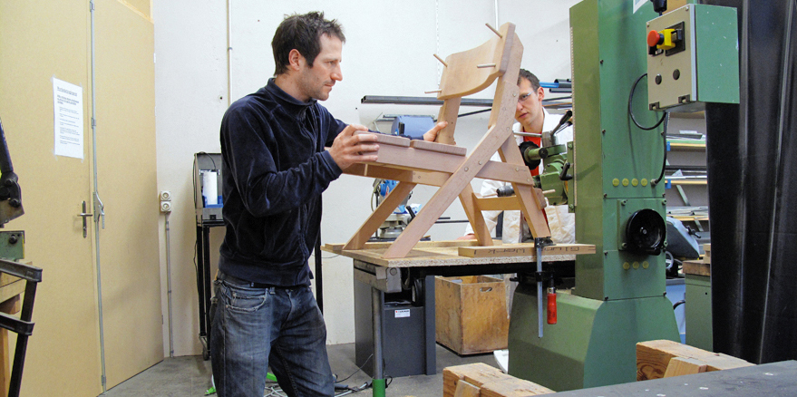 The making of: Der Designer Florian Hauswirth in der Werkstatt der Holzfachschule Biel, mit der er für den «Just Wood Chair» zusammengearbeitet hat