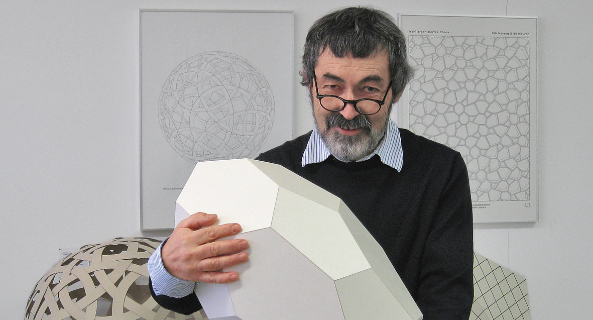 Urs B. Roth in seinem Zürcher Atelier mit einem 22-seitigen, affin-symmetrischen Polyeder. Rechts im Hintergrund eine Fassadenstudie für Herzog &amp; de Meuron