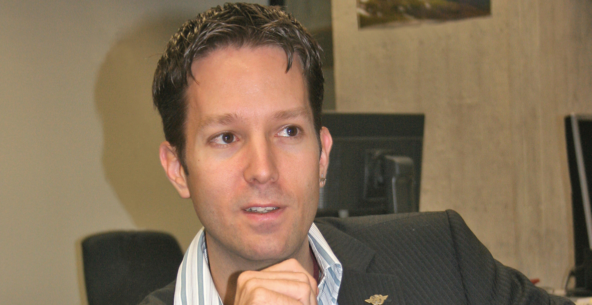 Neben der Arbeit in seinen Büros am Flughafen Zürich und im Bundesamt für Zivilluftfahrt in Ittigen bei Bern besucht Pascal Waldner die rund 90 Flughäfen und Heliports der Schweiz