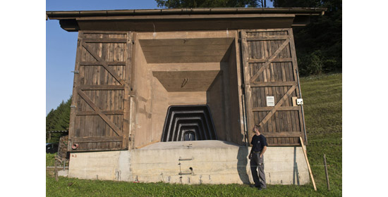 Als Scheune getarnte Artilleriestellung, Teil des Artilleriebunkers in Krattigen im Berner Oberland, der heute Daniel Miescher gehört. Der Bunker wurde im Zweiten Weltkrieg gebaut und diente ab 1979 der Widerstandsorganisation P-26 als Treffpunkt und Übungsort. Miescher erwarb ihn 2004